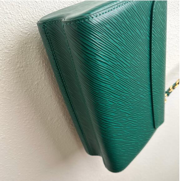 Louis Vuitton Twist MM Shoulder Bag – Emerald Epi Leather with Gold Hardware - Picture 9 of 16